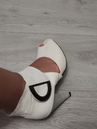 Dos Sandalias blancas y beige num 36