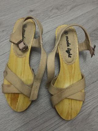 Dos Sandalias blancas y beige num 36