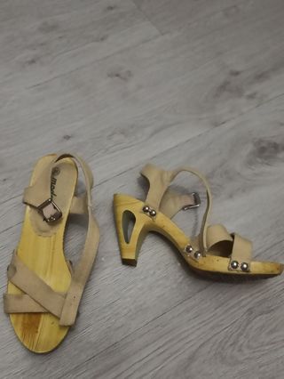 Dos Sandalias blancas y beige num 36