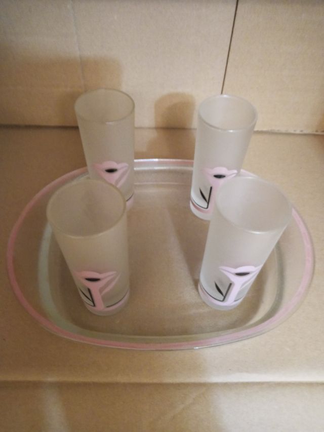 Bandeja de cristal con vasos