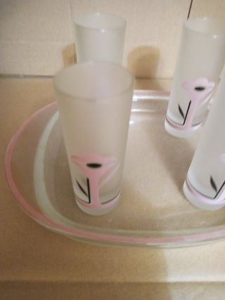 Bandeja de cristal con vasos