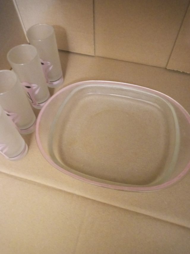 Bandeja de cristal con vasos