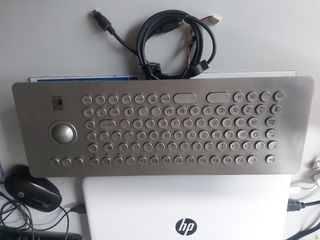 Antiguo Teclado y ratón de ordenador metálicos