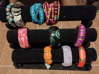 Expositores para collares, anillos y pulseras.