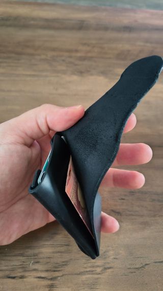 Cartera minimalista de cuero, hecha a mano.
