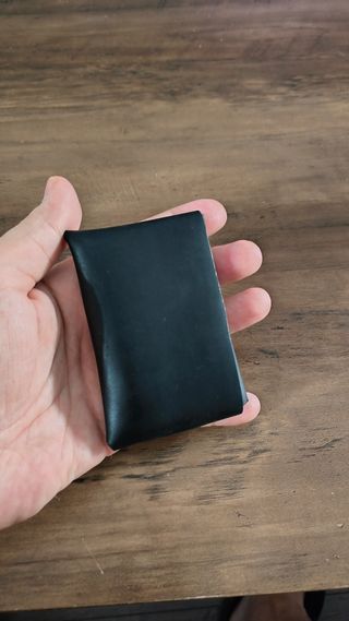 Cartera minimalista de cuero, hecha a mano.