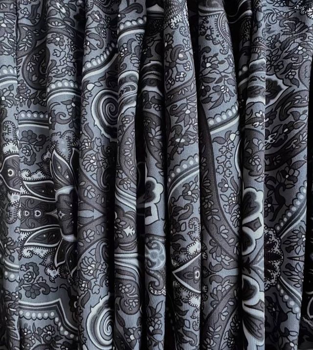 Vestido largo con cuello de volantes.