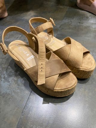 Sandalias camel de cuña
