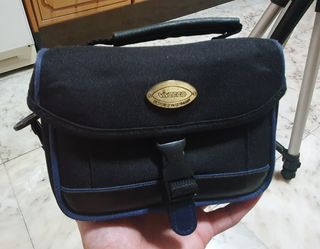 Tripode y bolsa de camara.