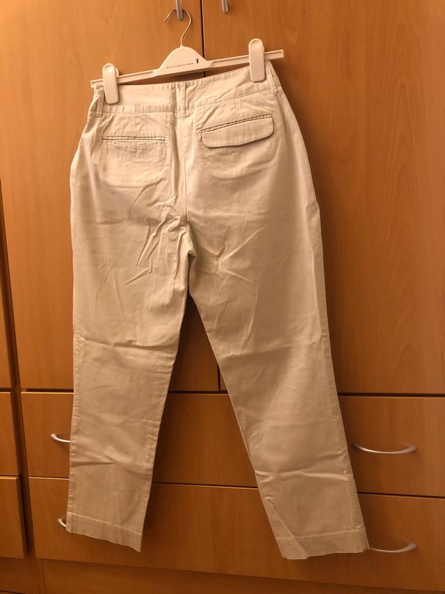 pantalón color beige