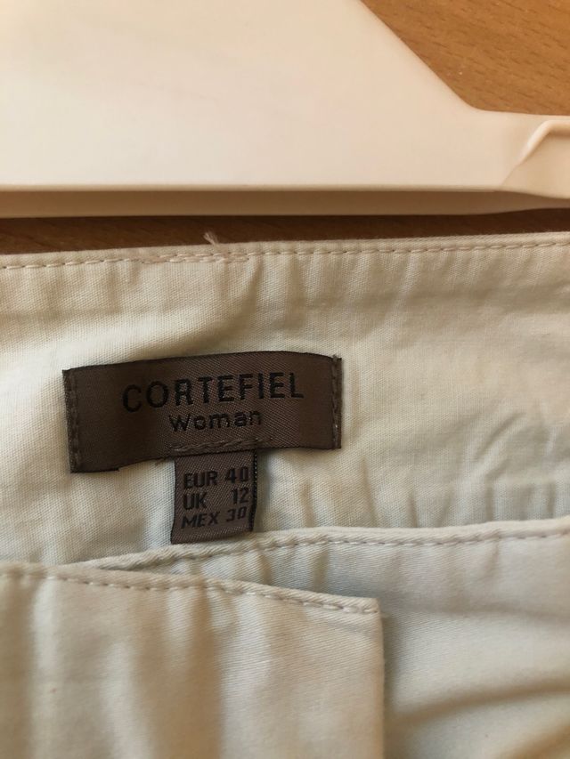 pantalón color beige