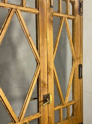 Puerta antigua con marco