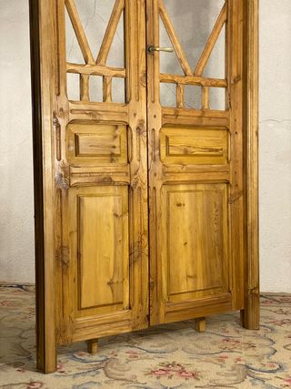 Puerta antigua con marco