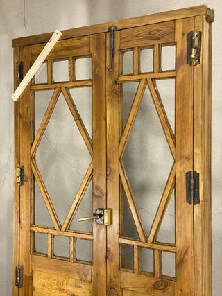 Puerta antigua con marco