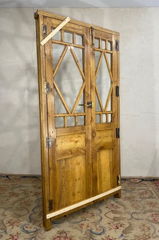 Puerta antigua con marco