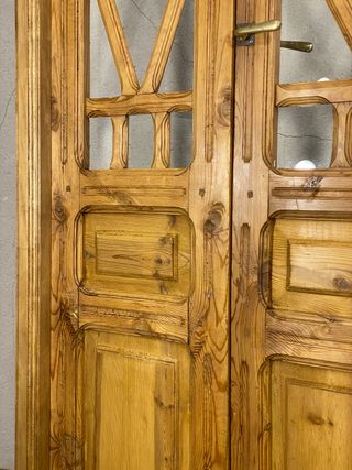 Puerta antigua con marco