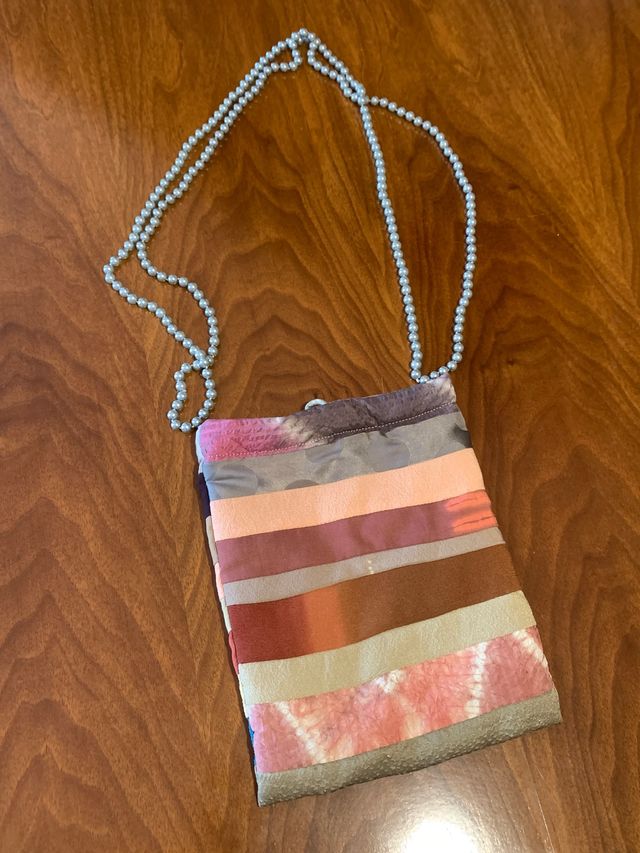 Borsetta realizzata con stoffa di seta di kimono