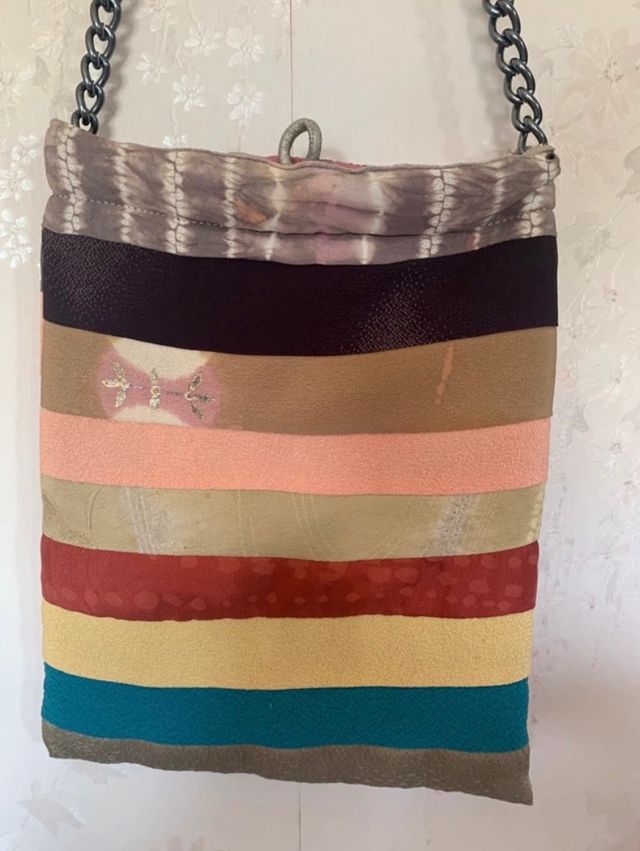 Borsetta realizzata con stoffa di seta di kimono