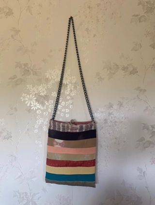 Borsetta realizzata con stoffa di seta di kimono