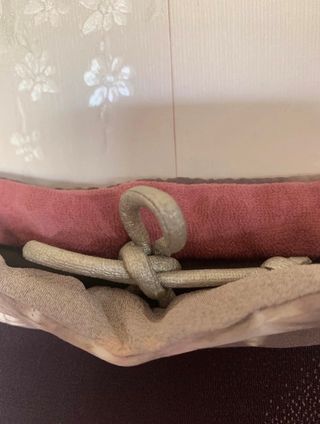 Borsetta realizzata con stoffa di seta di kimono