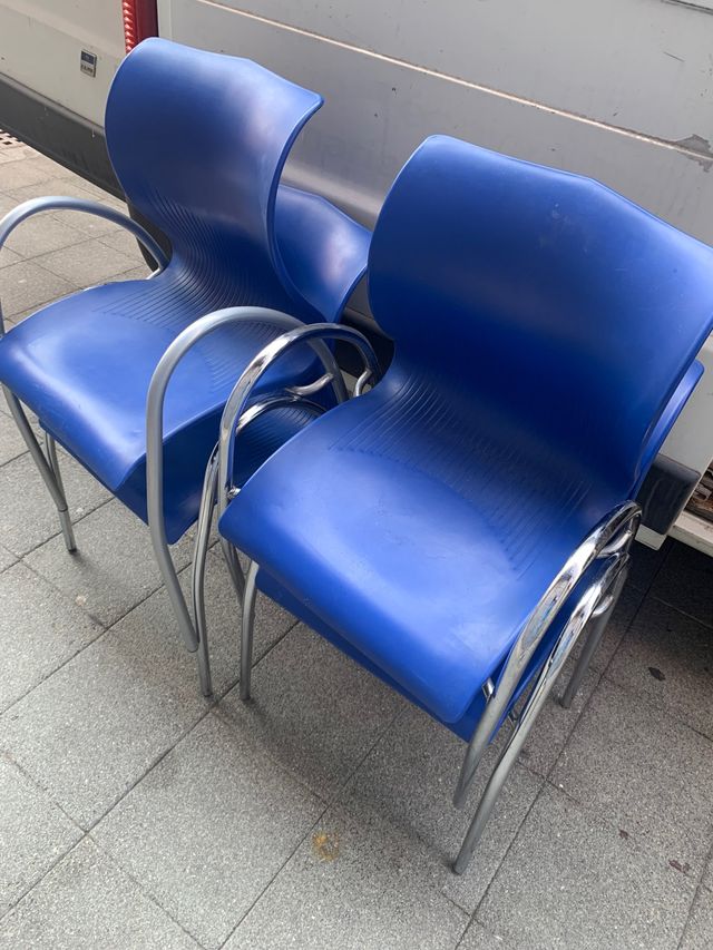 sillas base de metal y asiento plastico