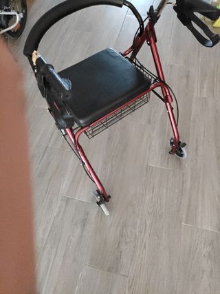 andador con cuatro ruedas