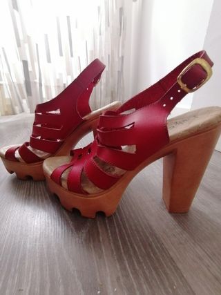 Zapatos tiras rojas con plataforma