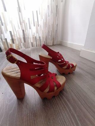 Zapatos tiras rojas con plataforma
