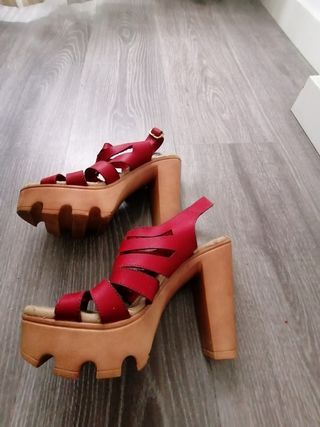 Zapatos tiras rojas con plataforma