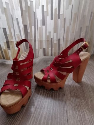 Zapatos tiras rojas con plataforma