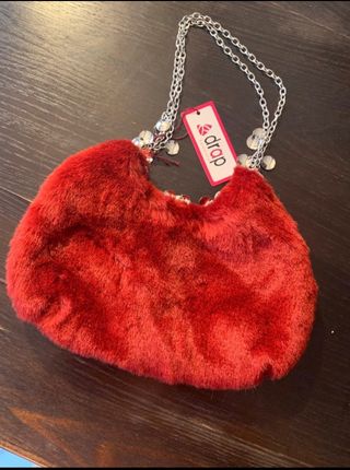 Borsetta rossa in pelliccetta sintetica.