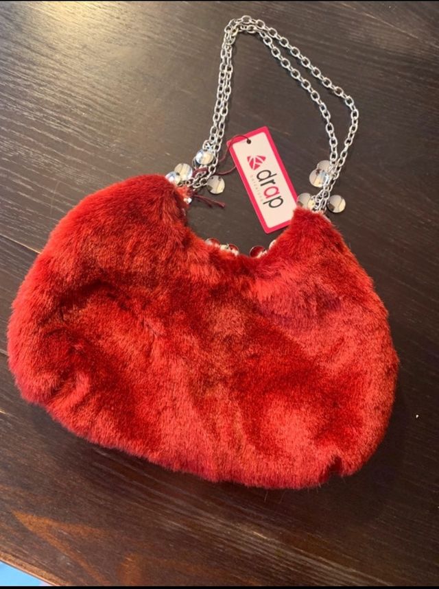 Borsetta rossa in pelliccetta sintetica.