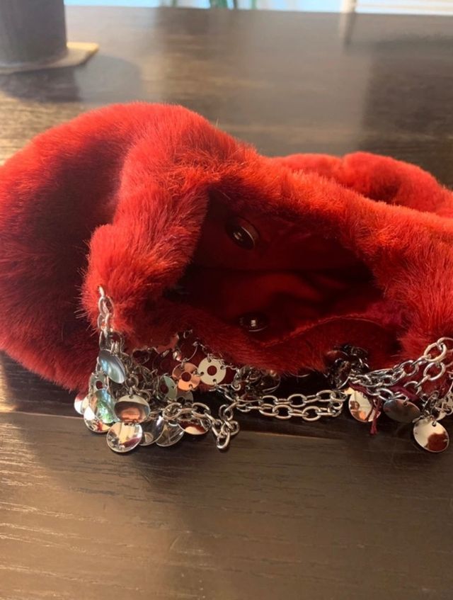 Borsetta rossa in pelliccetta sintetica.