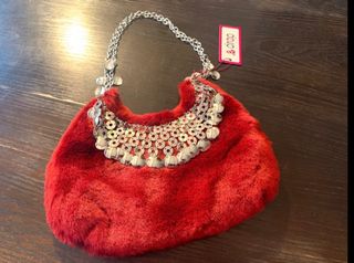 Borsetta rossa in pelliccetta sintetica.