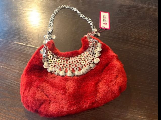 Borsetta rossa in pelliccetta sintetica.