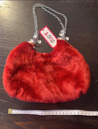 Borsetta rossa in pelliccetta sintetica.