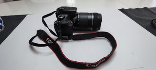 Cámara canon EOS 1330D CON OBJETIVO