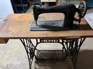 Máquina de coser SINGER antigua