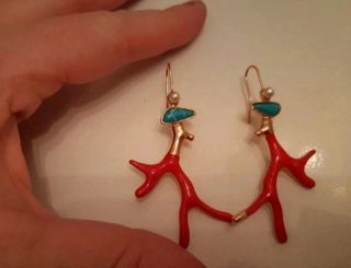 Pendientes con diseño tipo coral dorado rojo y azu