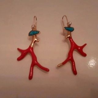 Pendientes con diseño tipo coral dorado rojo y azu