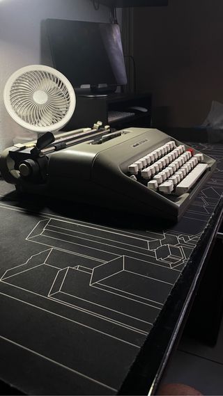 MAQUINA ESCRIBIR OLIVETTI LETTERA-35