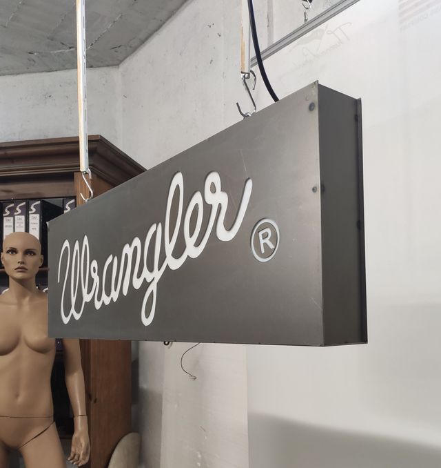 Cartello luminoso. Poster pubblicitario.