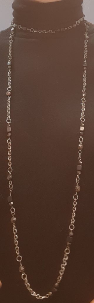 Conjunto collar largo y pendientes plateados