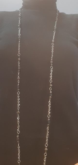 Conjunto collar largo y pendientes plateados