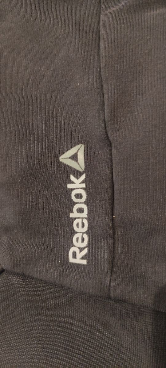 Sudadera Reebok con capucha