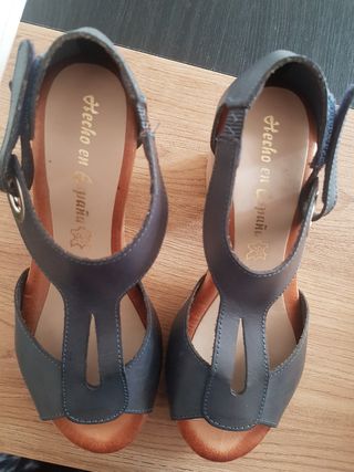 zapatos azules de piel