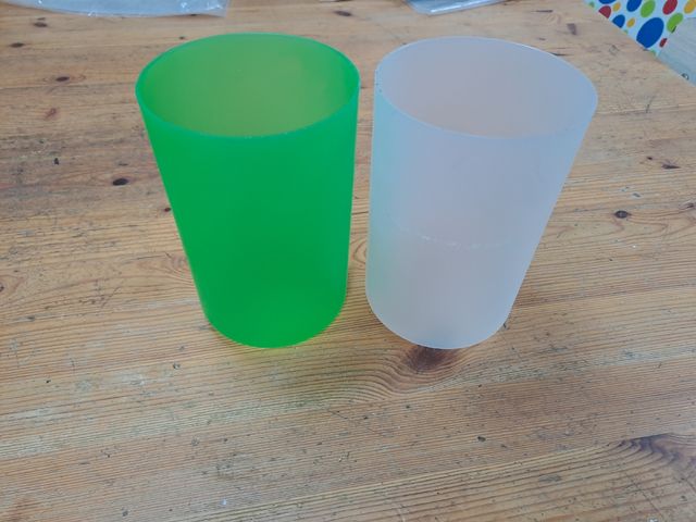 barattolo verde e bianco