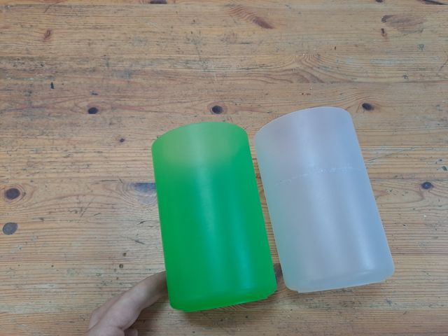 barattolo verde e bianco