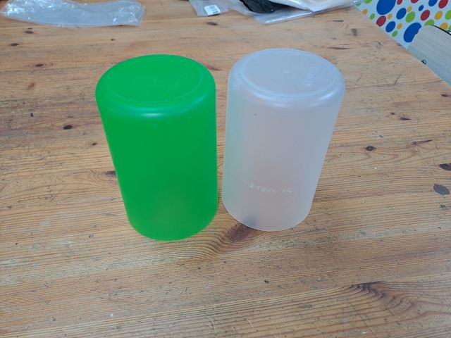 barattolo verde e bianco