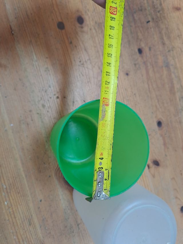 barattolo verde e bianco